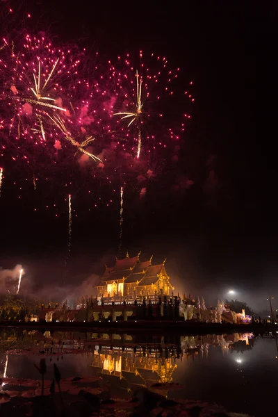 Święto fajerwerków w Azji pawilonu architektury z odbijać — Zdjęcie stockowe