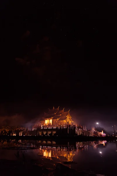 Lumière de l'architecture du pavillon thaïlandais au bord de l'étang la nuit — Photo