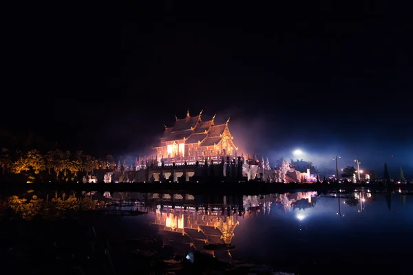 Φως της Ταϊλάνδης περίπτερο αρχιτεκτονικής δίπλα από τη λίμνη τη νύχτα — Φωτογραφία Αρχείου