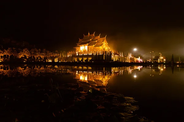 Lumière de l'architecture du pavillon thaïlandais au bord de l'étang la nuit — Photo