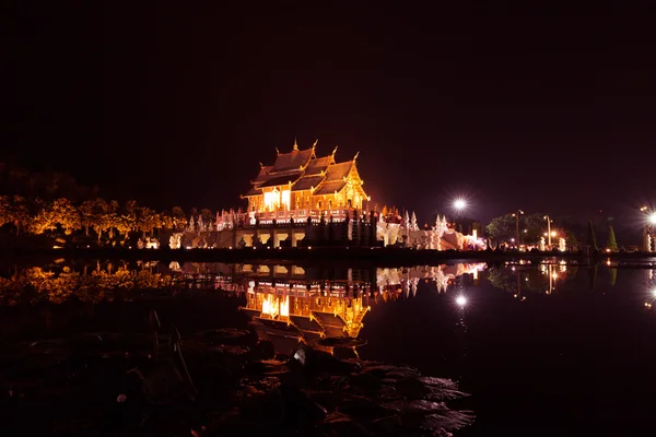 Lumière de l'architecture du pavillon thaïlandais au bord de l'étang la nuit — Photo