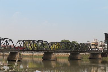 Chiang Mai, Tayland için Ping nehir metal köprüden görünümünü