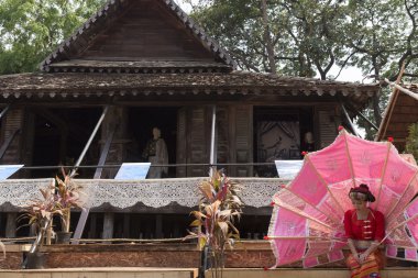 geleneksel Tay dans dansçı bekliyor gerçekleştirmek