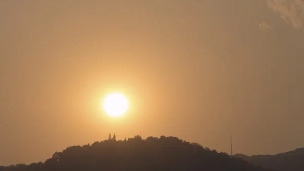 Pagode budista asiático na montanha durante o pôr do sol — Fotografia de Stock