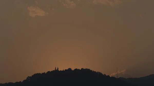 Asiático buddhist pagoda en montaña durante la puesta del sol —  Fotos de Stock