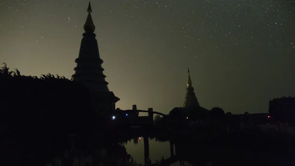 Vue de la pagode bouddhiste et étoile dans la galaxie — Photo