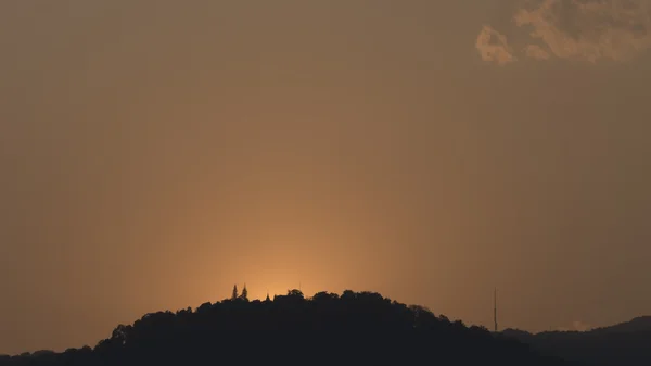 Ασίας Βουδιστικής παγόδα στο βουνό κατά το ηλιοβασίλεμα — Φωτογραφία Αρχείου
