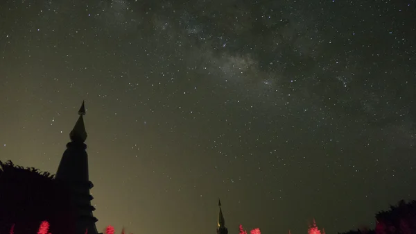Visão do pagode budista e forma leitosa na galáxia — Fotografia de Stock