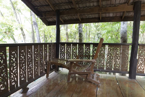 Silla de cama de madera en el balcón de la casa tradicional — Foto de Stock