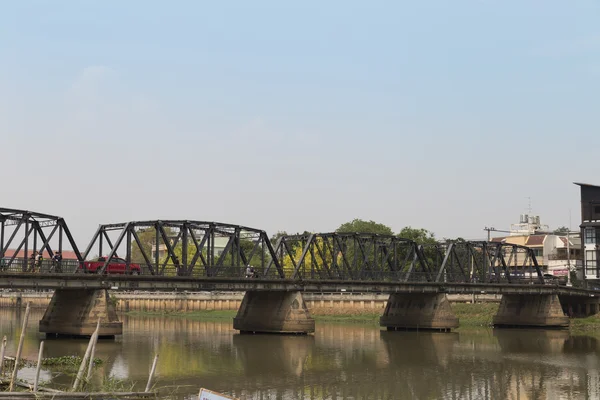 Вид на металлический мост через реку Пин в городе Чианг, Таиланд — стоковое фото