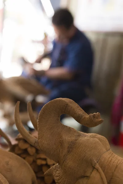 Řemeslník řezbářské dřevěná socha slon figurka — Stock fotografie