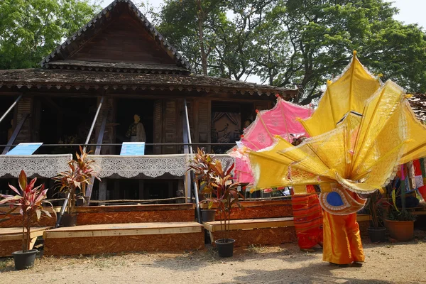 Danseur en attente pour effectuer la danse traditionnelle thaïlandaise — Photo