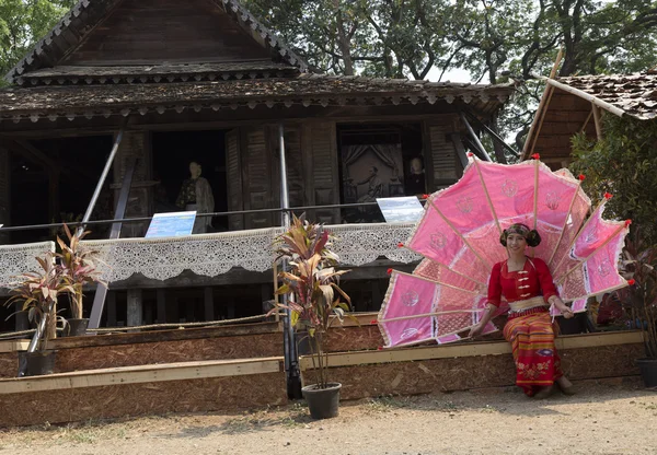 Danseur en attente pour effectuer la danse traditionnelle thaïlandaise — Photo