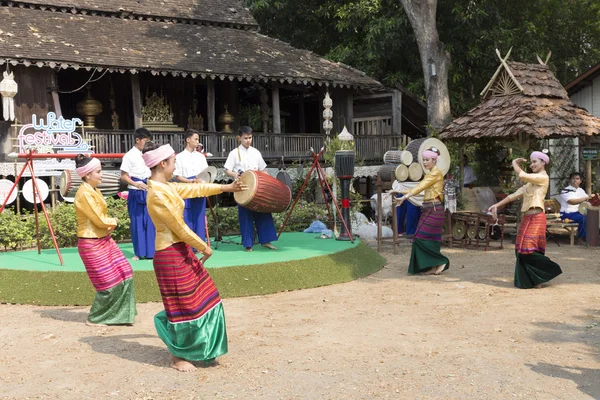 Danseuse effectuer danse traditionnelle thaïlandaise — Photo