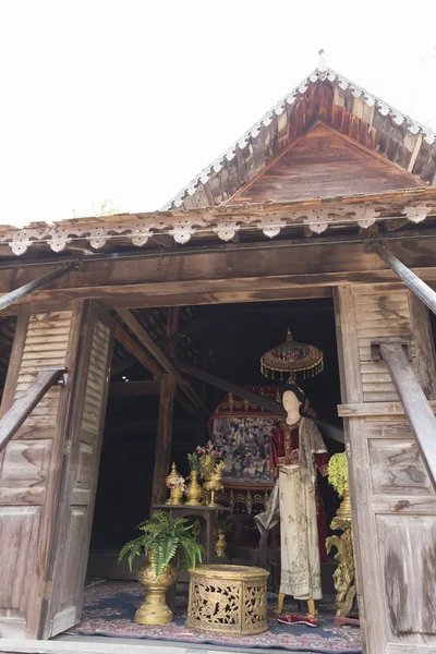古代泰国服饰的假人为游客展示 — 图库照片