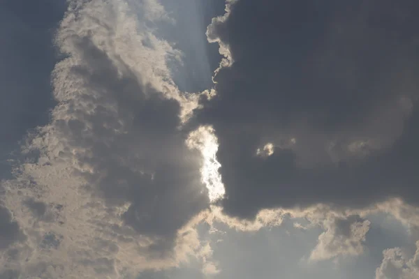 Sunlight przez chmury w błękitne niebo w tle — Zdjęcie stockowe