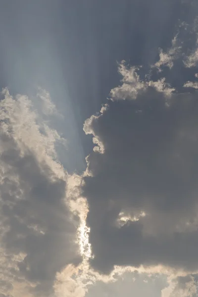 Φως του ήλιου μέσα από το σύννεφο στο μπλε του ουρανού για το φόντο — Φωτογραφία Αρχείου