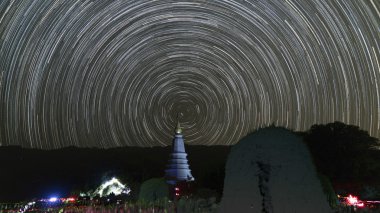 Budist pagoda ve galaksideki startrail görünümünü