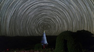 Budist pagoda ve galaksideki startrail görünümünü