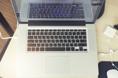 ahşap masa, vintage t üzerinde kulaklık ve dizüstü bilgisayar notebook