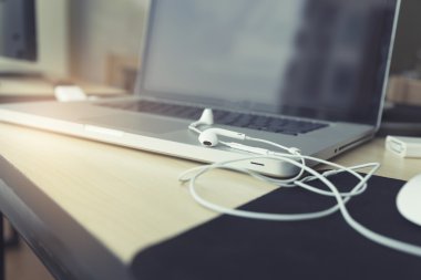 ahşap masa, vintage t üzerinde kulaklık ve dizüstü bilgisayar notebook