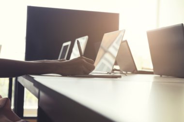 Adam ' dijital grafik tablet ve comp üzerinde çalışıyor kalem tutan el