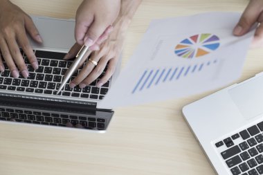 Erkekler iş belge ve bilgisayar dizüstü bilgisayarı ile çalışma