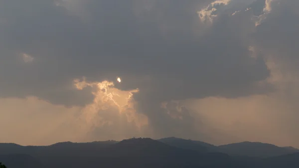 Солнечный луч в облачный день — стоковое фото
