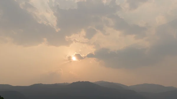 Pôr-do-sol na montanha — Fotografia de Stock