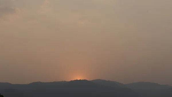 Ηλιοβασίλεμα στο λόφο βουνό — Φωτογραφία Αρχείου