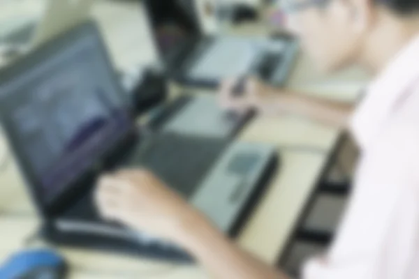Człowiek "ręka trzyma długopis działa na cyfrowy tablet graficzny i komp — Zdjęcie stockowe