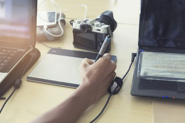 Penna uomo 'mano che lavora su tablet grafico digitale e comp — Foto Stock