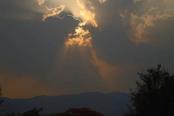 Bulutlu gün Sun ray — Stok fotoğraf