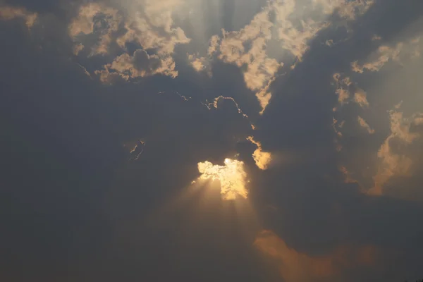 Солнечный луч в облачный день — стоковое фото
