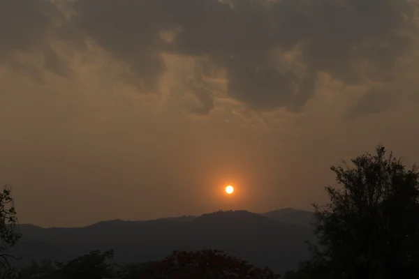 Pôr-do-sol na montanha — Fotografia de Stock