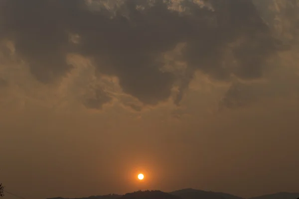 Pôr-do-sol na montanha — Fotografia de Stock