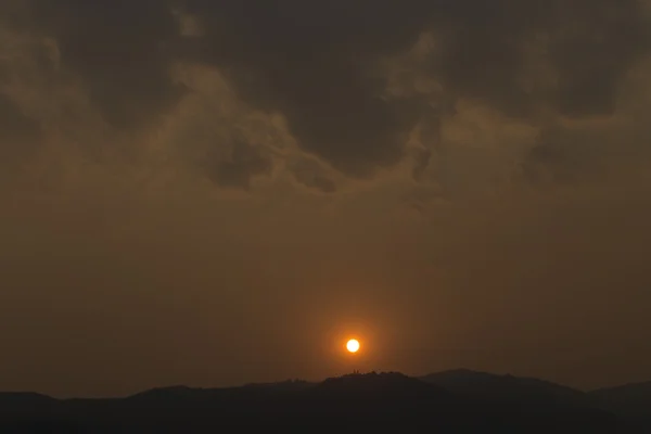 Pôr-do-sol na montanha — Fotografia de Stock