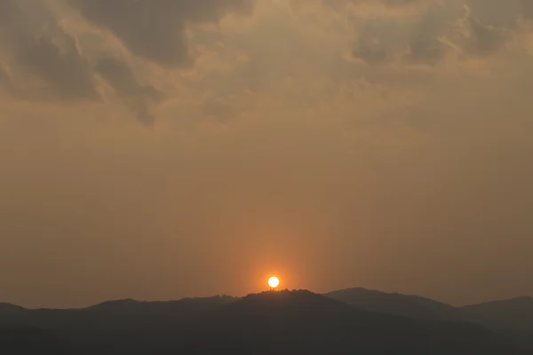 Pôr-do-sol na montanha — Fotografia de Stock