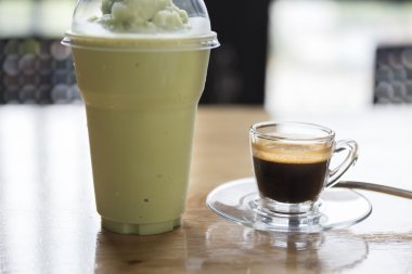 ahşap masa üzerinde espresso shot ve yeşil çay smoothie