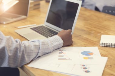 Adamın elini belge ve dizüstü bilgisayar notebook, s ile çalışma