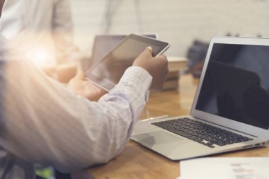 Adamın elini tablet ile belge ve dizüstü bilgisayar değil çalışma