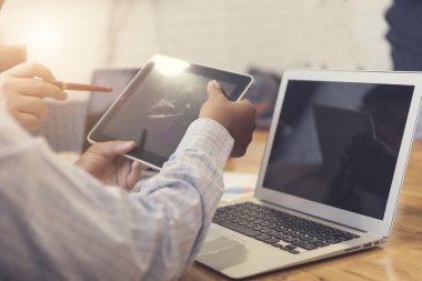 Adamın elini tablet ile belge ve dizüstü bilgisayar değil çalışma