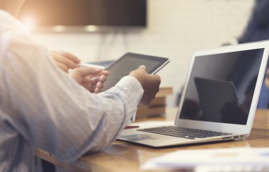 Adamın elini tablet ile belge ve dizüstü bilgisayar değil çalışma