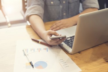 kadın eli ile mobil telefon, belge ve dizüstü bilgisayar comp çalışma