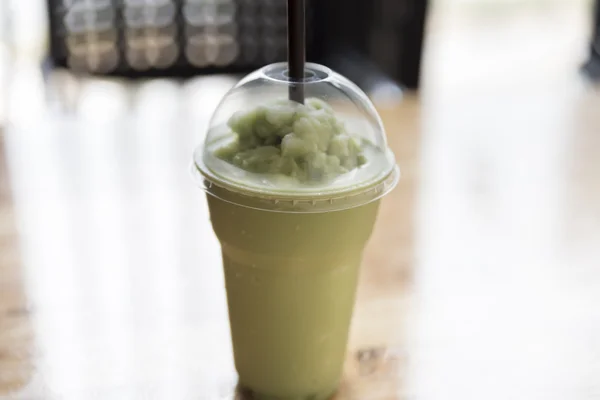 Smoothie chá verde na mesa de madeira — Fotografia de Stock