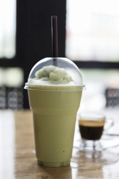 Café expresso e smoothie chá verde na mesa de madeira — Fotografia de Stock