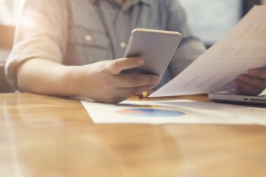 kadın eli ile mobil telefon, belge ve dizüstü bilgisayar comp çalışma