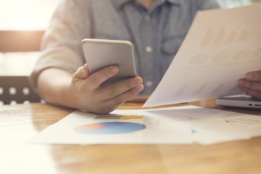 kadın eli ile mobil telefon, belge ve dizüstü bilgisayar comp çalışma