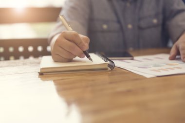 kadının el üstünde defter belge, seçici odak ile yazma 