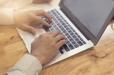 Adamın elini dizüstü bilgisayar notebook, seçici focu ile çalışma